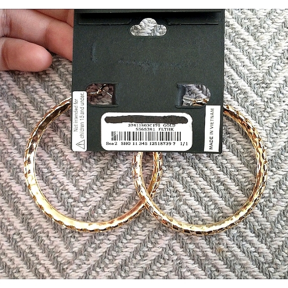 NWT! STEVE MADDEN Gold Textured Hoop Earrings - Picture 2 of 11